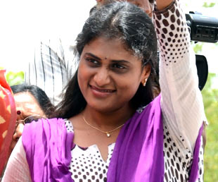Sharmila's padayatra to enter Telangana on Nov 22