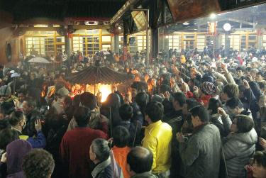 New Year rush at temples