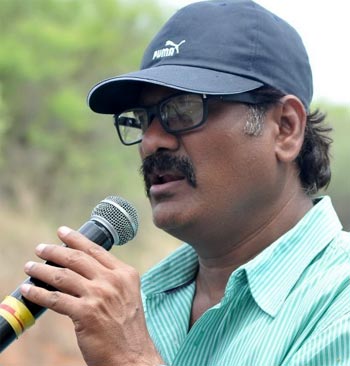 'Thammudu' Director Dealing Hot Aunty