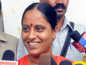 Konda Surekha resigns from YSRCP