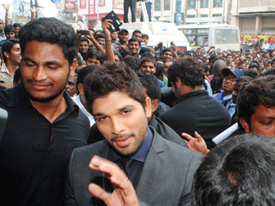 Bunny Inaugurates 'Lot' Amidst Huge Crowd