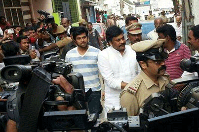 Chiranjeevi n Charan Meets Fan's Family