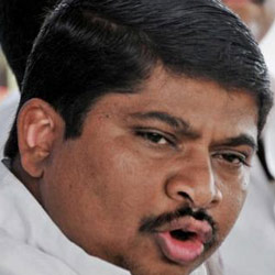 Ponnam condemns CM's statements against Telangana