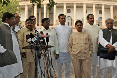 T-Cong leaders condemns Seemandhra MPs' move