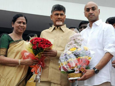 Naidu welcomes Galla Aruna into TDP