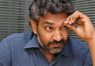 Rajamouli Peeping Into Sukumar Script!