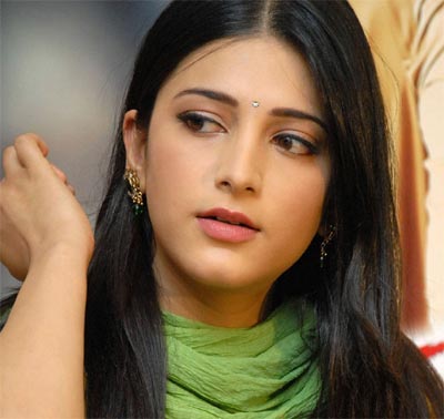 Shruti Landing in Hyderabad for Mahesh