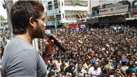 Allu Arjun's Craze at Peaks in Tirupathi!