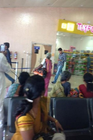 Mahesh Rounded up by Fans Everywhere!
