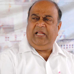 Nagam accuses KCR of acting like a monarch