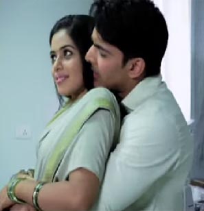 Director Cashes on Heroine Hot Treat