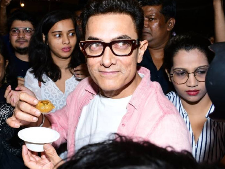 Aamir has Pani Puri at Laal Singh Chaddha trailer preview