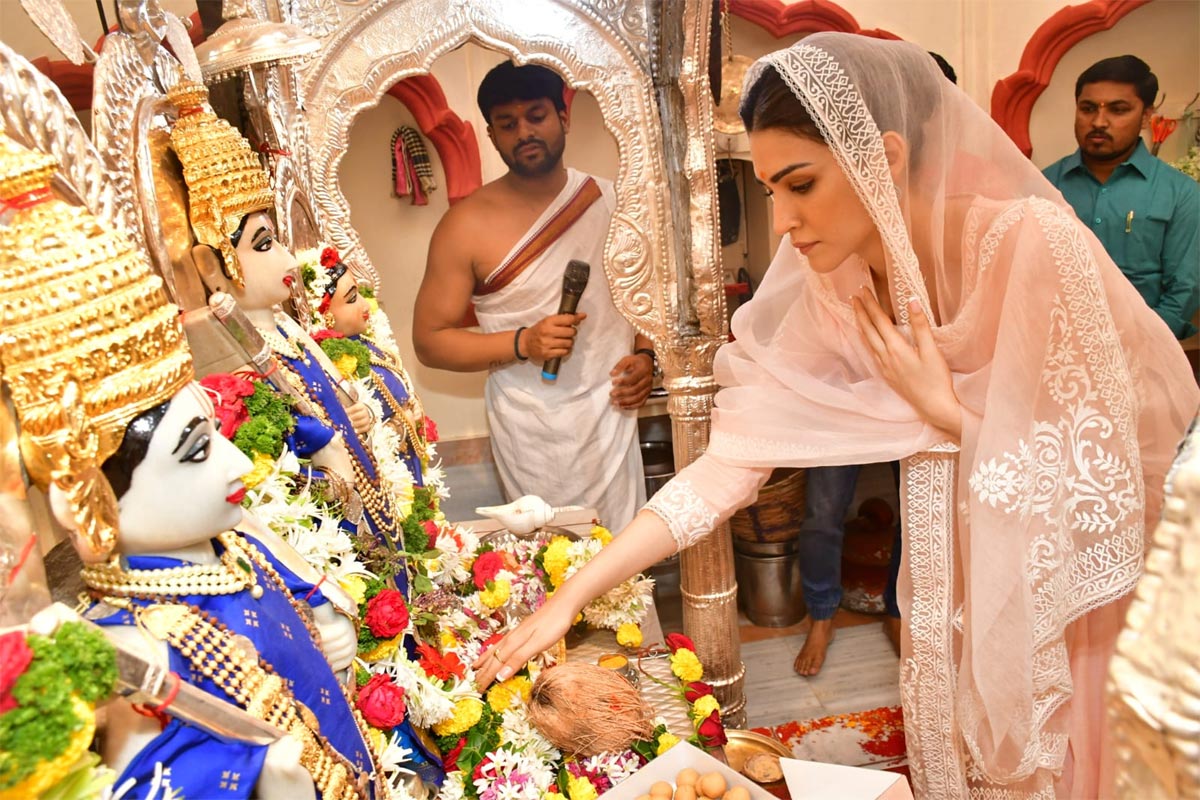 Adi Purush: Kriti Sanon prays on Sita Navami