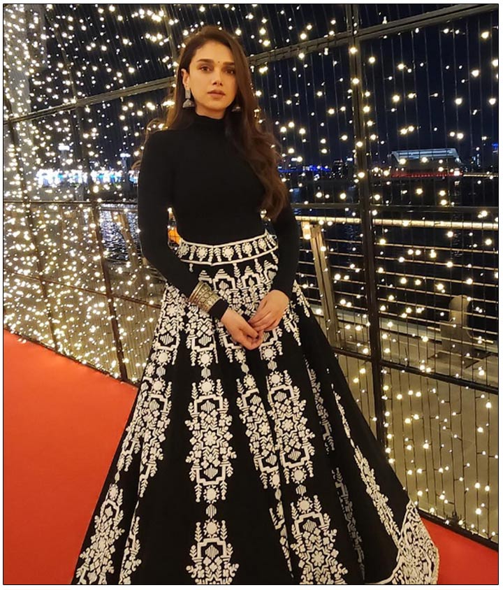  Aditi Rao Hydari Looks Captivating In A Designer Wear 