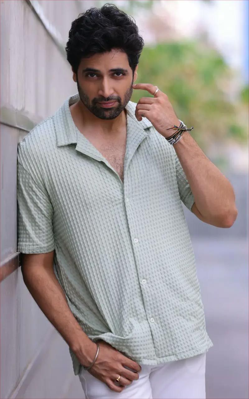 adivi-sesh-coming-up-with-romantic-entertainers