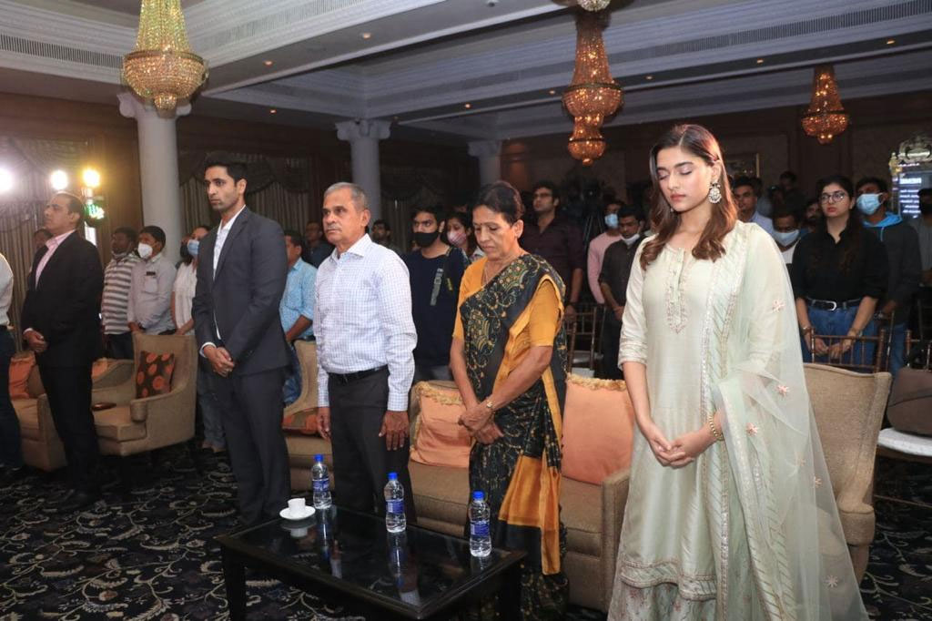 Adivi Sesh pays tributes to martyrs of 26/11 Mumbai attacks
