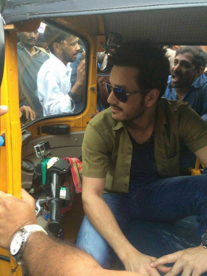 Akhil Meets an Ailing Kid and Donates Money
