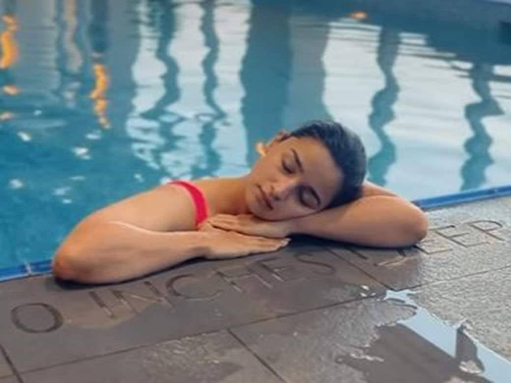Alia Bhatt enjoys in the swimming pool | cinejosh.com