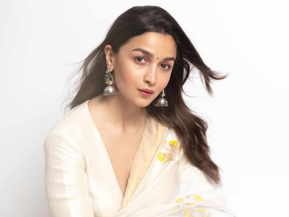 Alia Bhatt surprises scribe mom