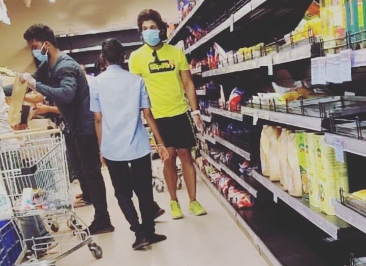 Allu Arjun Enters A Super Market Wearing Mask