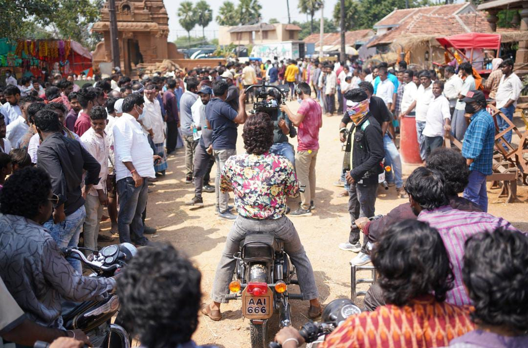 Allu Arjun's mass look with 1000 dancers in Pushpa becomes a talking point