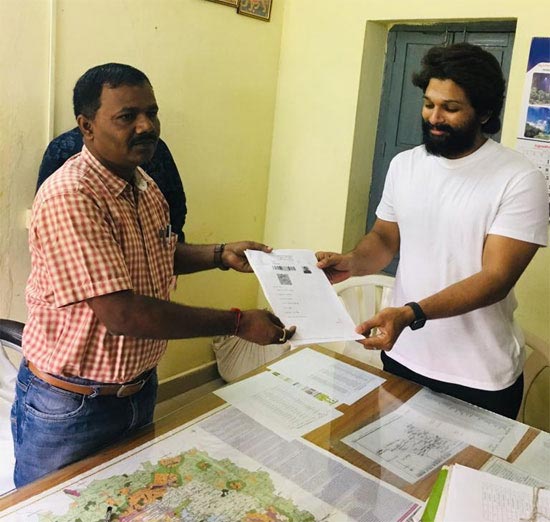 Allu Arjun visits Sankarapally MRO office