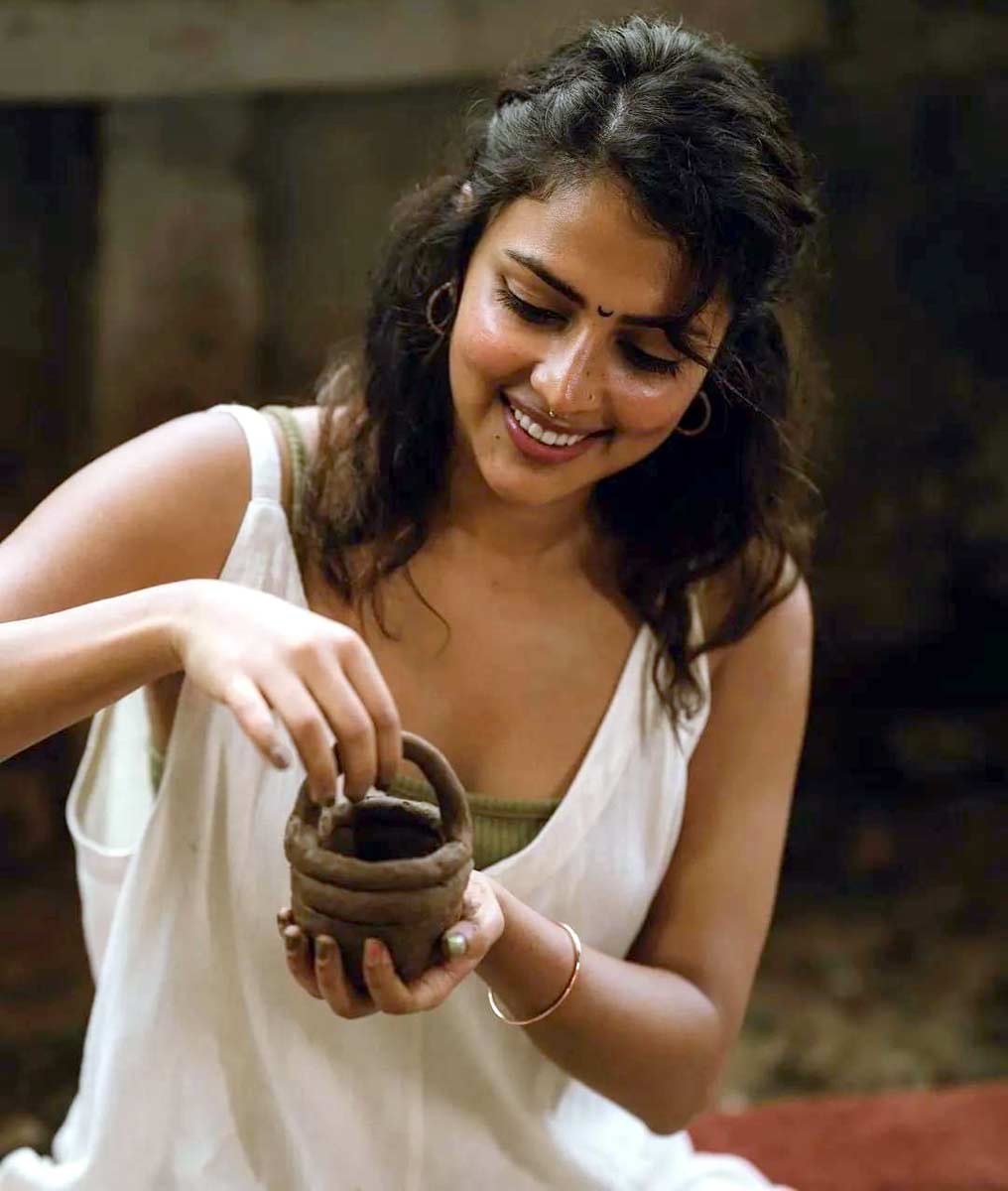 Amala Paul-Level Cross