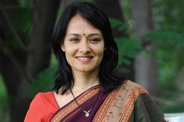 Amala takes on her son Akhil's Agent trolls