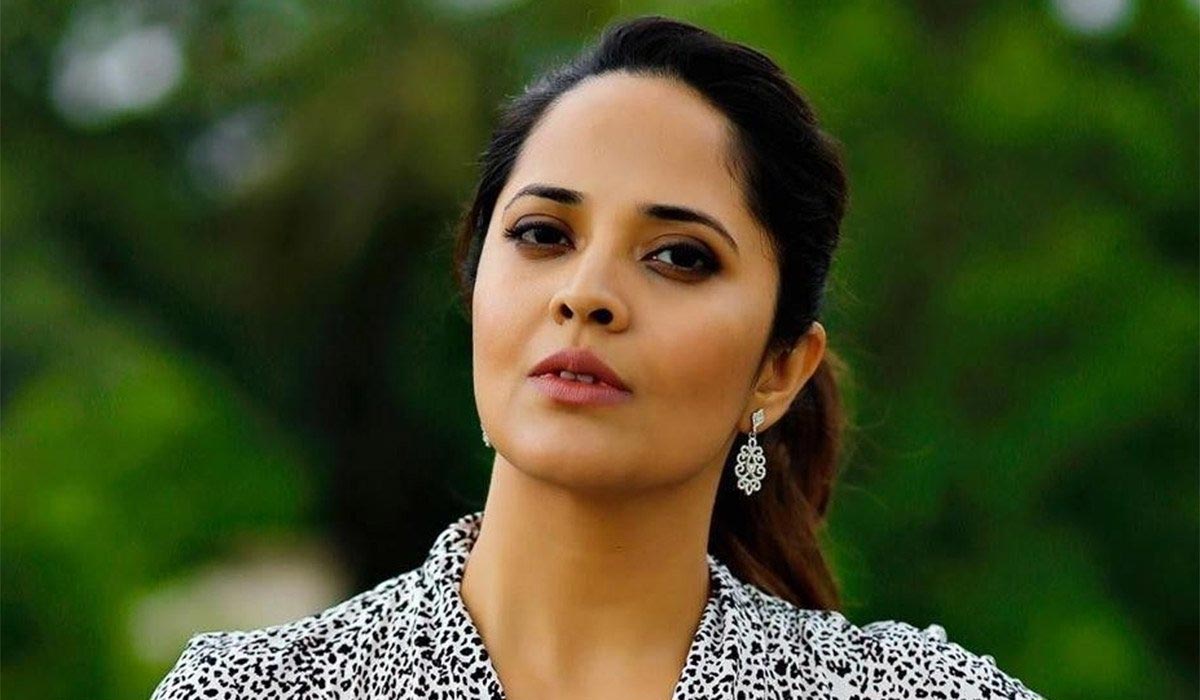 Anasuya glamor treat opposite Raviteja in RT69