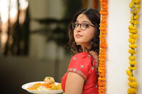 Anushka As Sweety in Size Zero