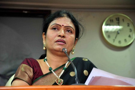 Aruna challenges KCR for debate on districts' reorganisation