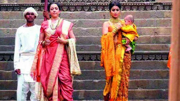 Balakrishna Surprises Hema Malini with a Sari