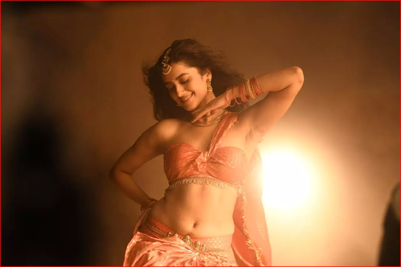 Bhagyashri borse navel
