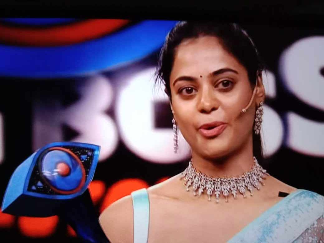 Bindu Madhavi wins the Bigg Boss non stop coveted crown