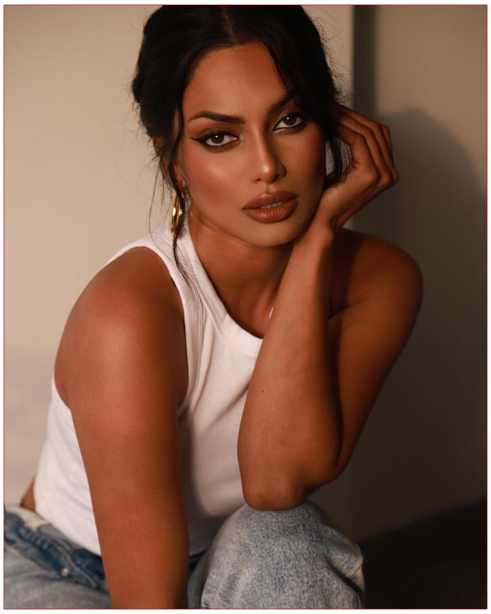 Chandrika Ravi Teases In T-Shirt