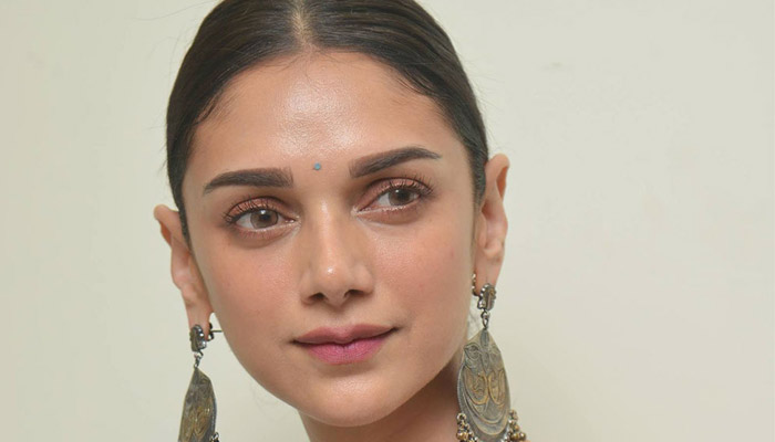 Cheliyaa Heroine Aditi Rao Hydari, A Divorcee