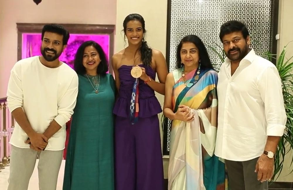Chiranjeevi shares Sindhu&#39;s felicitation with delight
