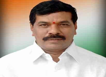 Congress receives a jolt as Saraiah joins TRS