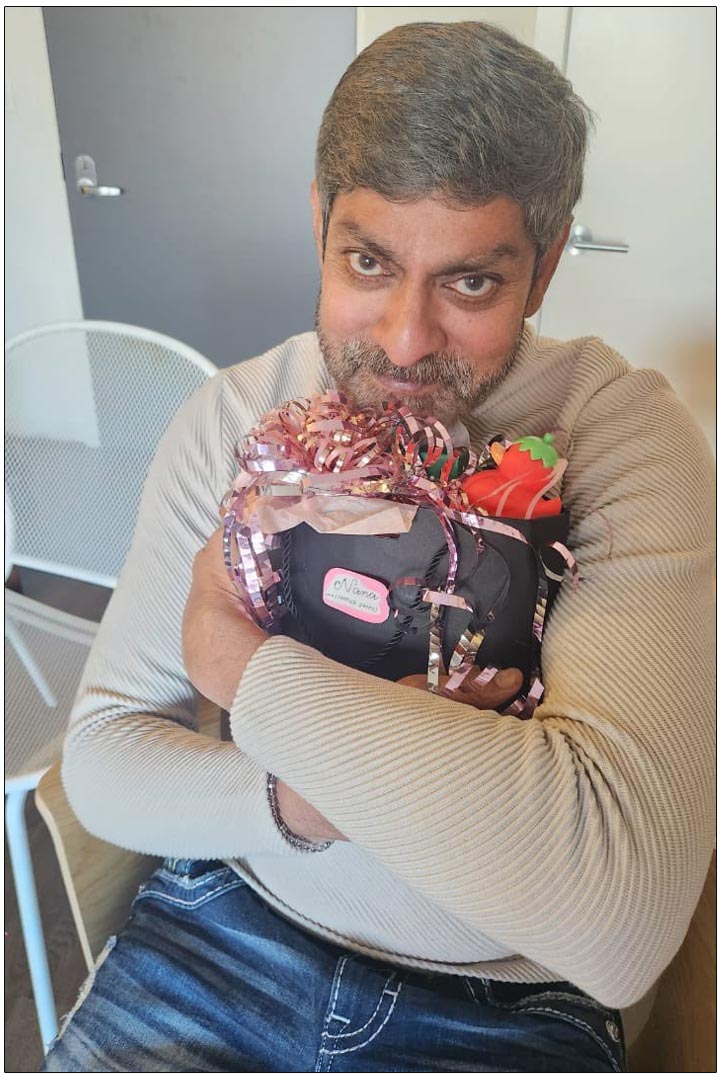 Family Members Surprise Jagapathi Babu On Salaar Success