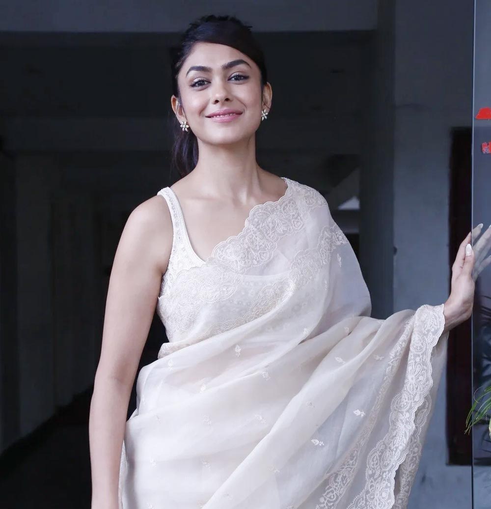 Fan surprises Mrunal Thakur with a proposal