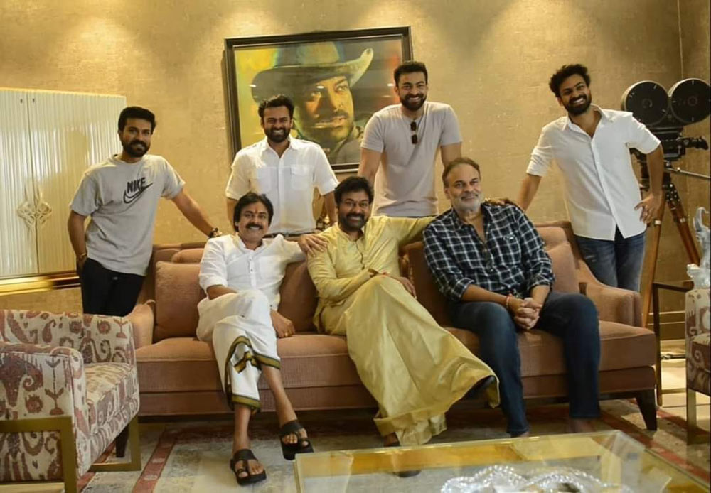 Chiranjeevi&#39;s B-Day celebrations with brothers go viral