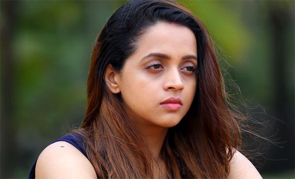 Heroine Bhavana Abducted, Molested in Car