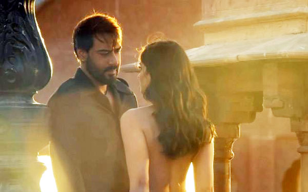 Ileana, Ajay Devgan Hot Scene In Baadshaho