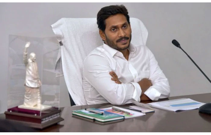 Jagan Cuts Employees Salaries Due to KCR Pressure!