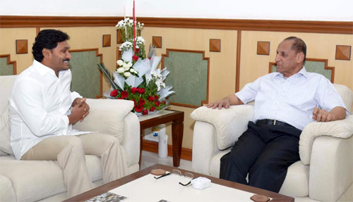 Jagan meets Guv, seeks intervention to ease out note ban crisis