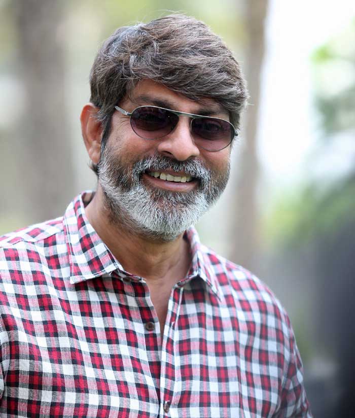 Jaggu Bhai goes unrecognised on road