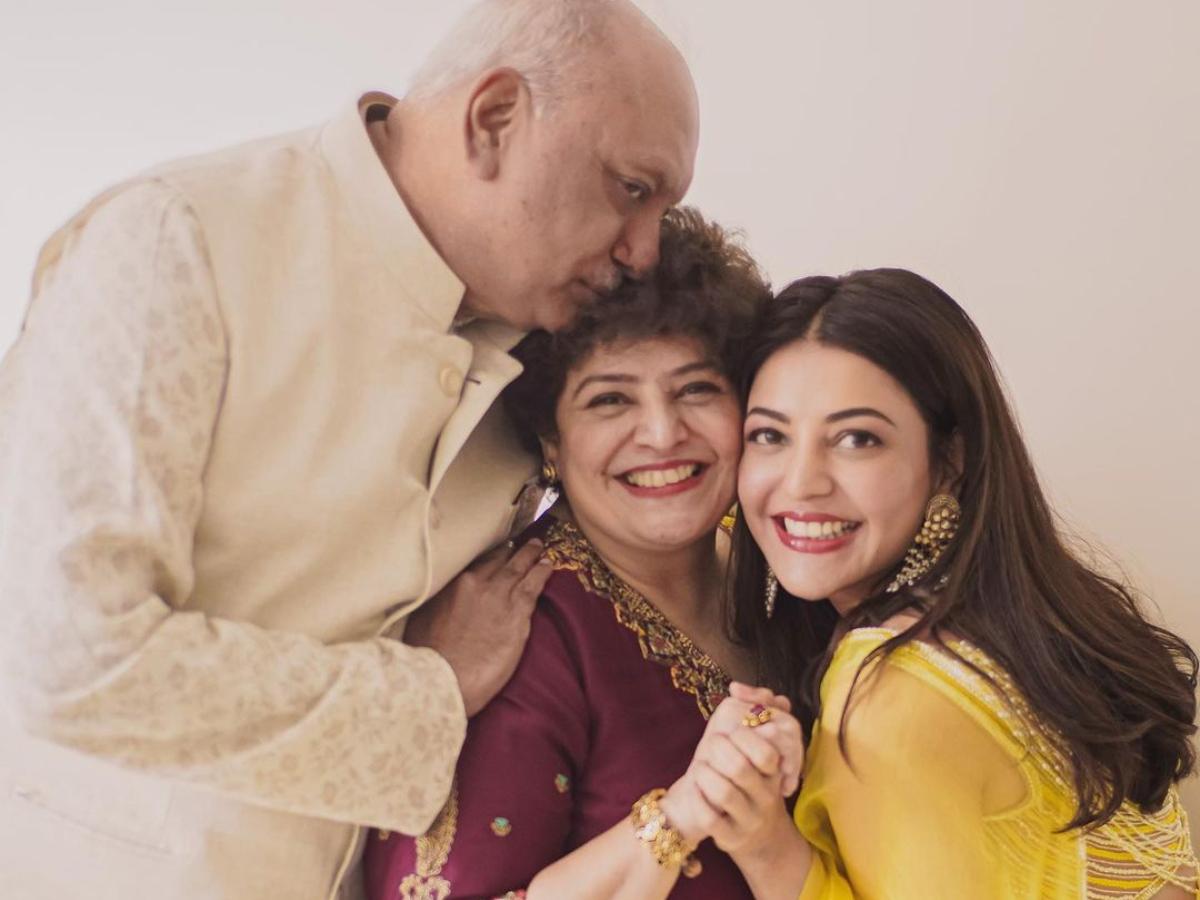 Kajal with parents