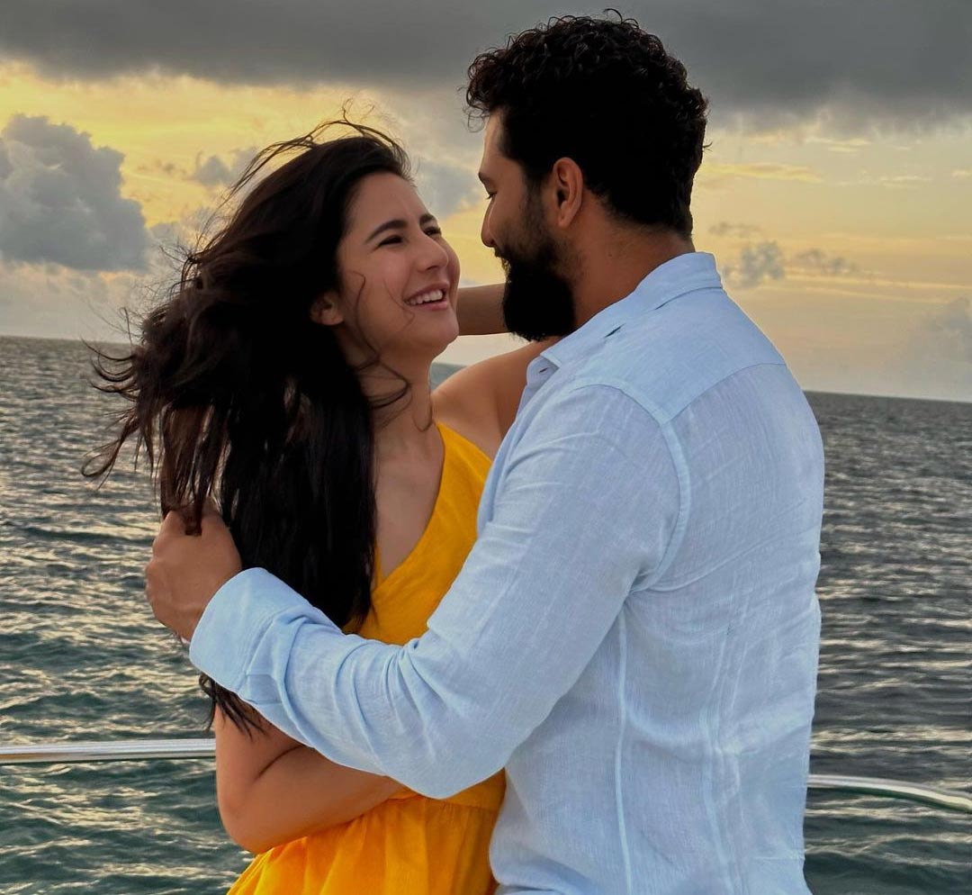 Katrina, Vicky indulges in balcony romance