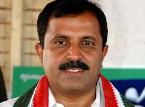 KCR's farm house is den of irregularities: Madhu Yashki