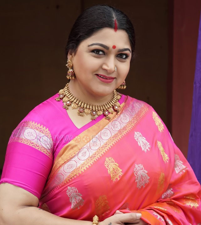 Khushboo springs surprise on Rana